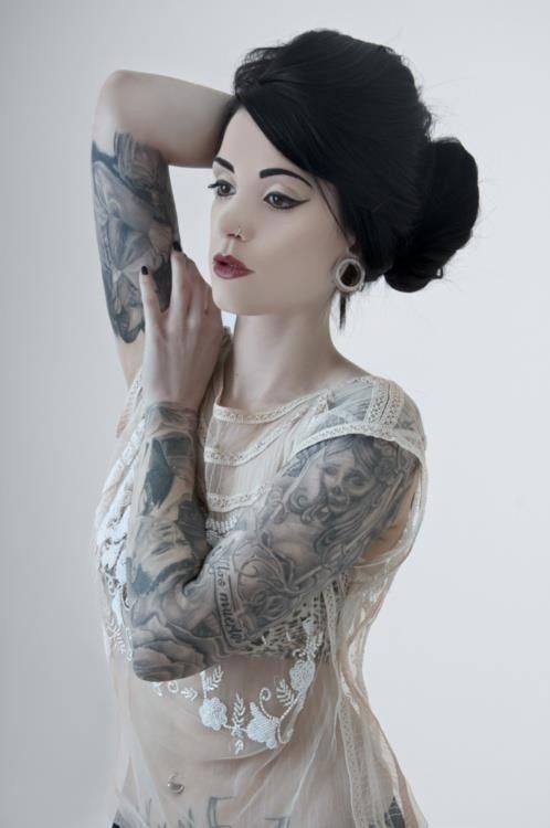 看时尚美女如何玩转纹身界