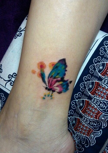 脚踝漂亮小巧的蝴蝶纹身