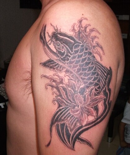 大臂帅气的黑白鲤鱼纹身