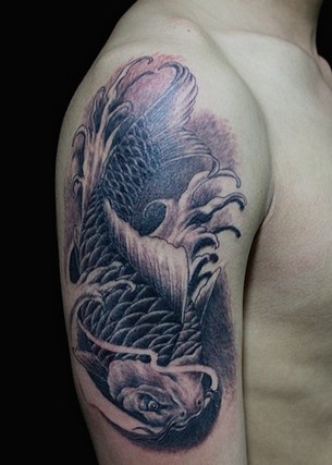 大臂帅气的黑白鲤鱼纹身