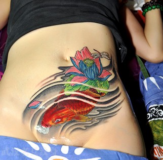 美女腹部个性的鲤鱼纹身