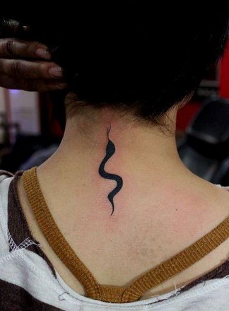 背部小小的蛇纹身