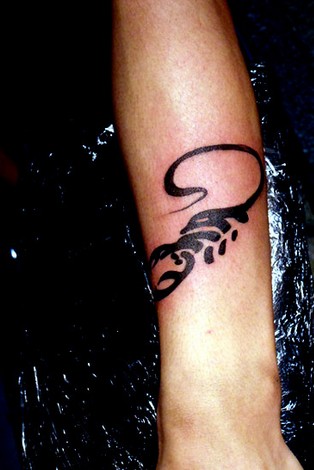 简单时尚的蝎子图腾纹身