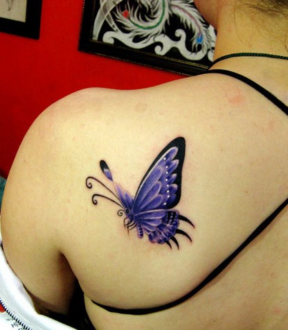肩部一只漂亮的蝴蝶刺青