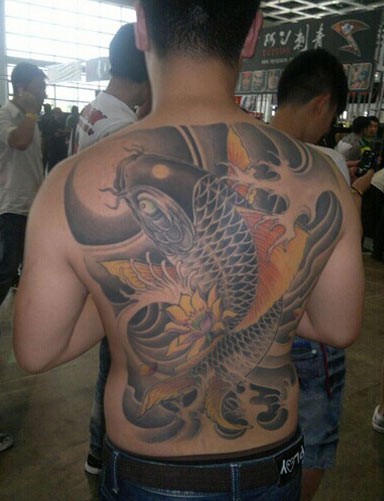 漂亮的鲤鱼满背纹身
