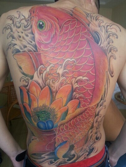 漂亮的鲤鱼满背纹身