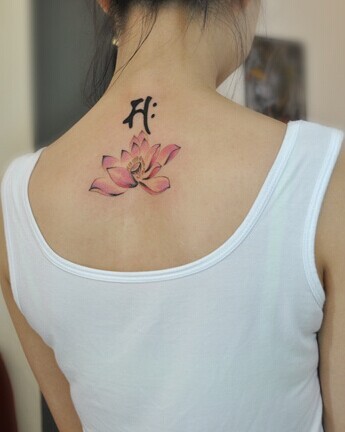 女生背部简单的梵文刺青