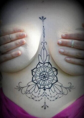 女人胸部个性的图腾纹身