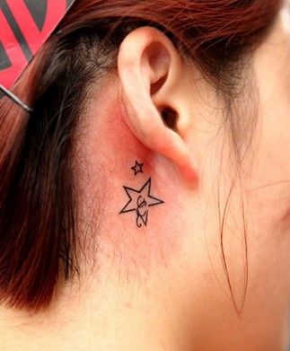 耳朵后面小巧的星星刺青