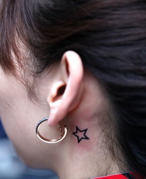 耳朵后面小巧的星星刺青