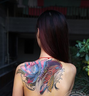 女生肩部时尚的鲤鱼纹身