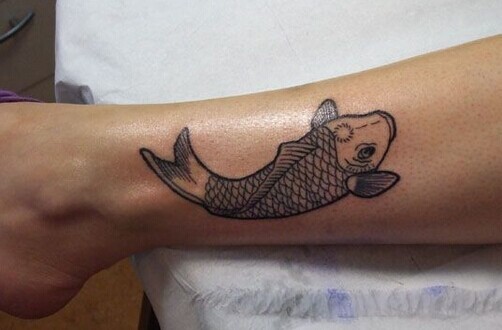 漂亮的水墨鲤鱼纹身