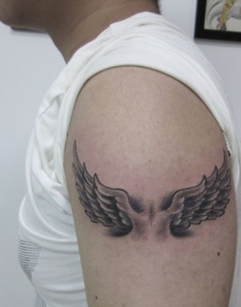 个性漂亮的翅膀纹身