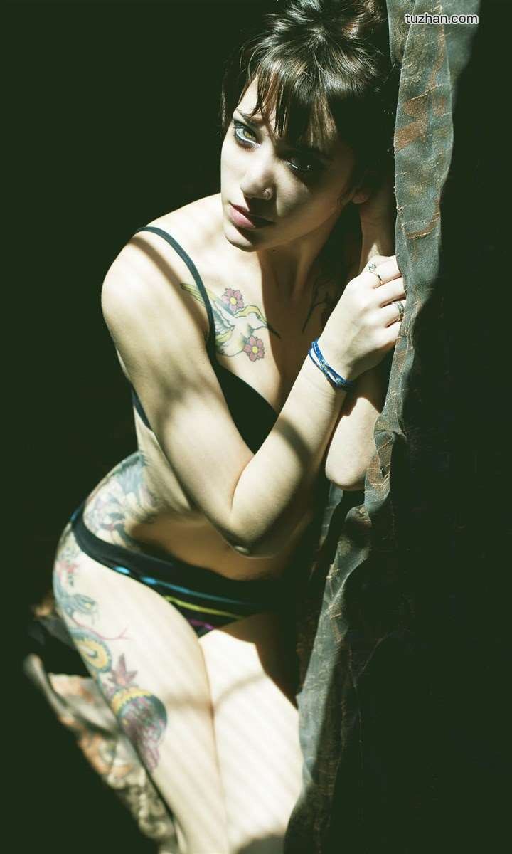 时尚美女的手臂刺青