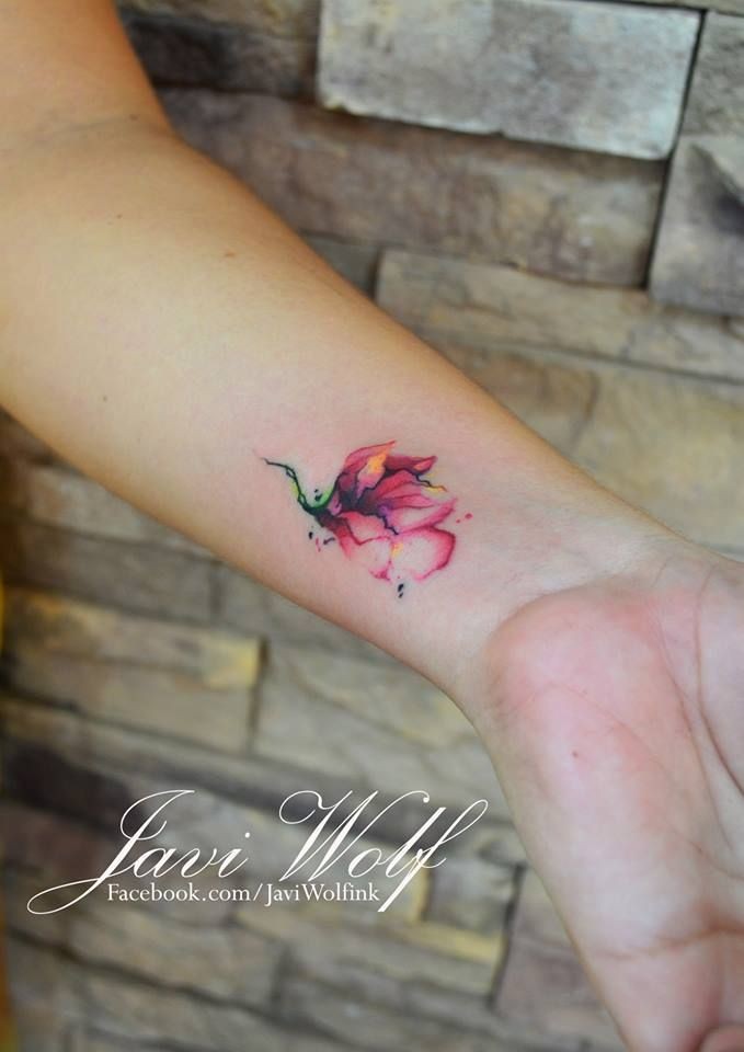 手腕处小小的花朵纹身