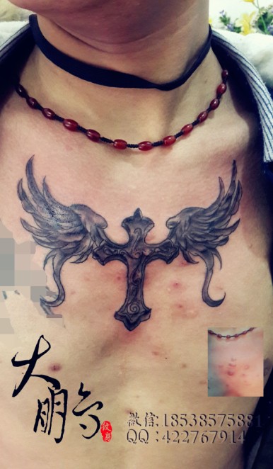 胸部翅膀十字架刺青