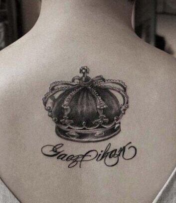 背部时尚个性的皇冠英文纹身