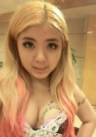 小巧优雅的锁骨英文刺青