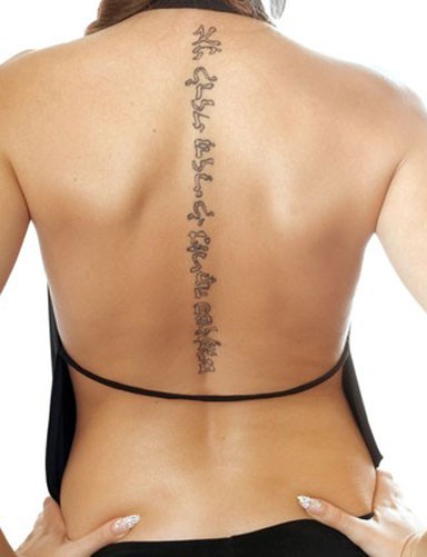 时尚个性的背部梵文刺青