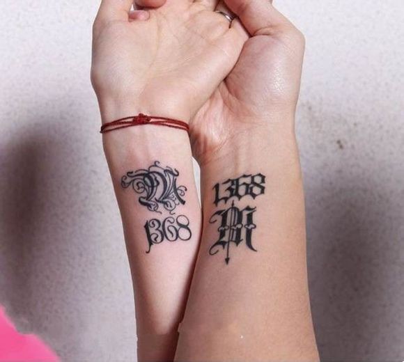 手腕上时尚的情侣字母刺青