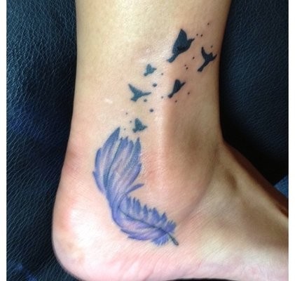 脚踝部漂亮的蓝色羽毛纹身