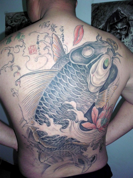 亚洲经典传统的鲤鱼纹身
