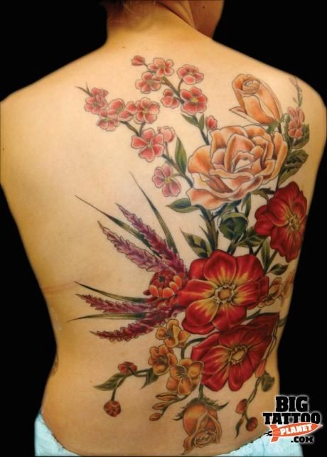 背部鲜艳的花朵纹身