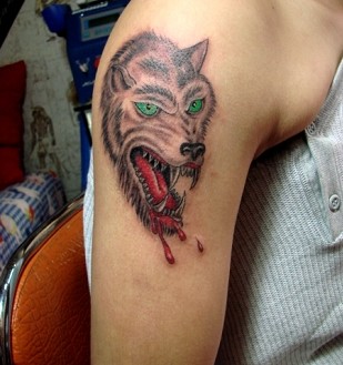 胳膊霸气的狼头纹身