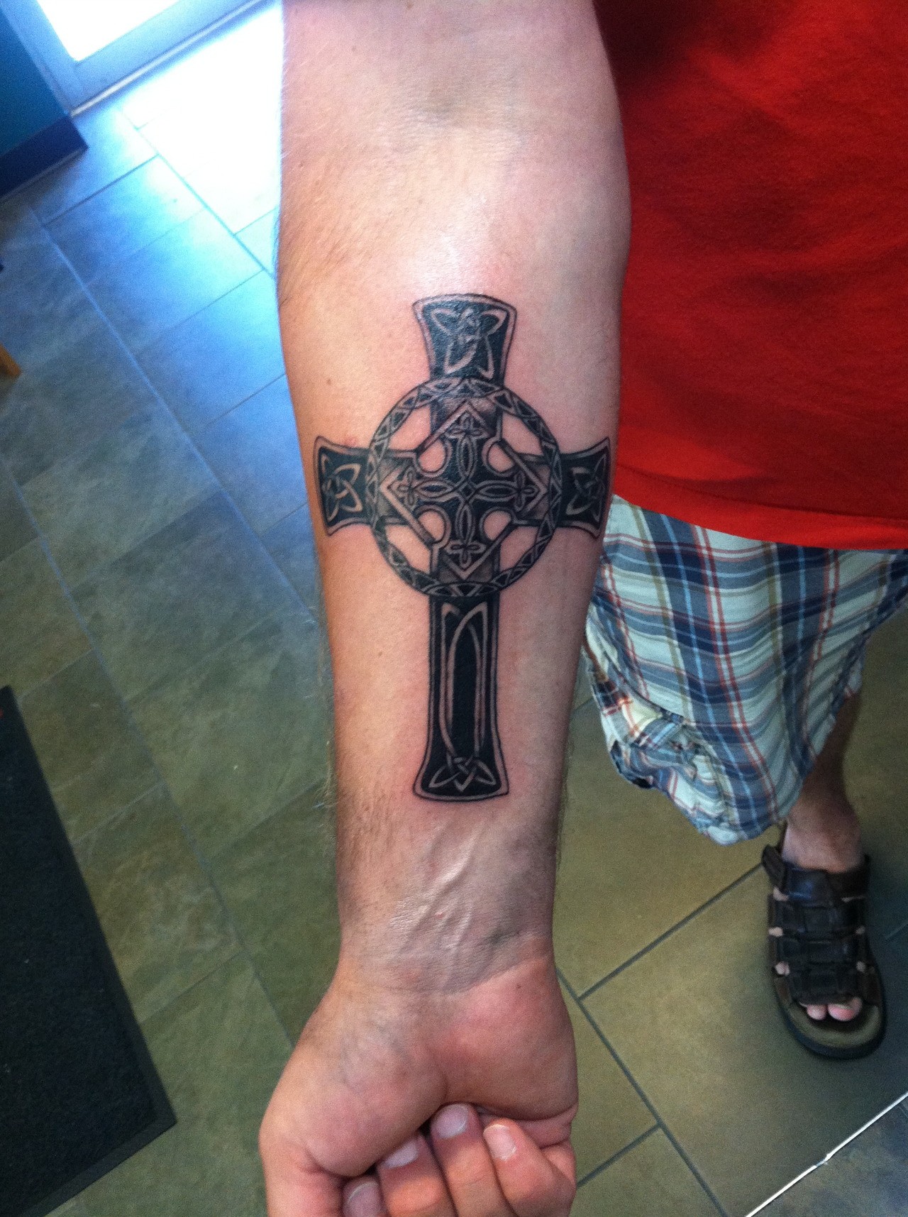 小臂时尚的十字架纹身