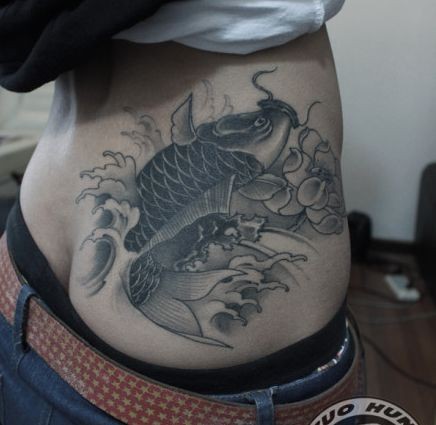 腰部唯美的水墨鲤鱼纹身