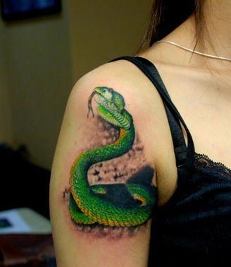 超有个性的手臂蛇纹身