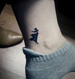 漂亮小巧的脚踝梵文纹身