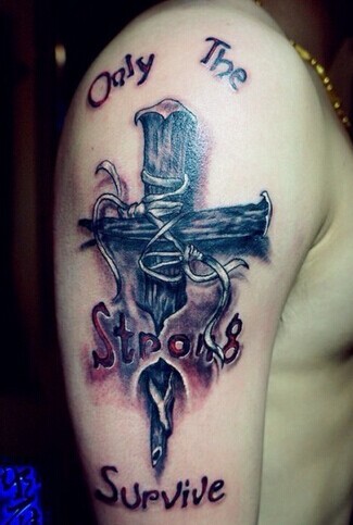 带血的十字架纹身