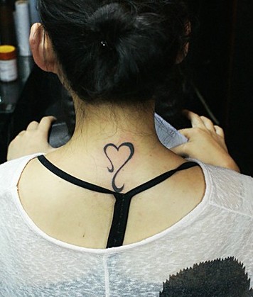 女生背部小巧的爱心图腾刺青