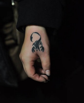 虎口个性的蝎子图腾刺青