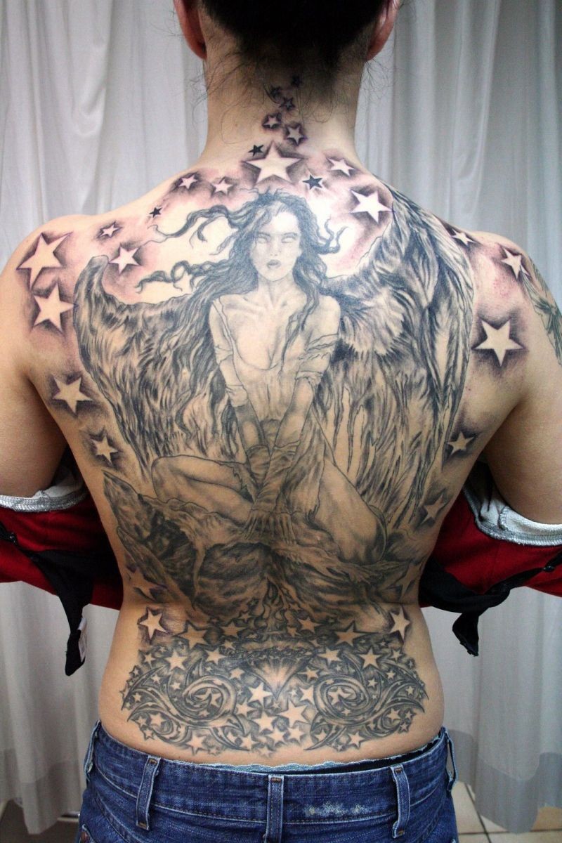 个性十足的满背天使纹身
