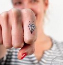 手指清新的钻石纹身