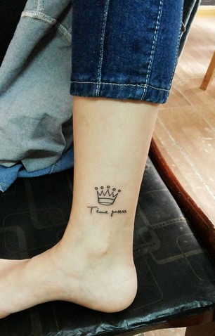 脚踝漂亮的皇冠英文刺青