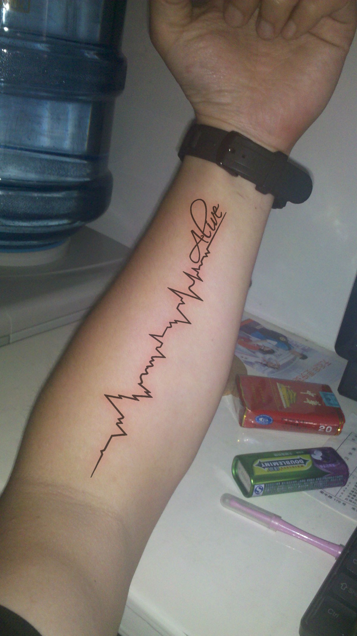 小臂优雅的心电图刺青