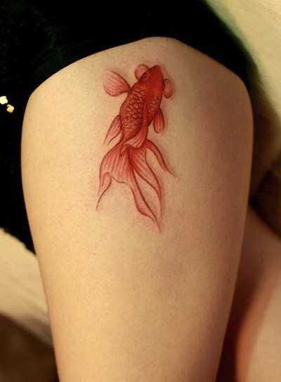 女性腿部一条红色的金鱼纹身