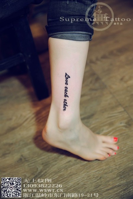 女生小腿文字纹身