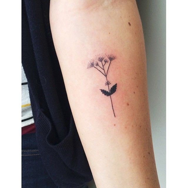 手腕处小巧漂亮的花朵纹身图案