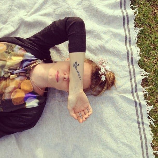 手腕处小巧漂亮的花朵纹身图案