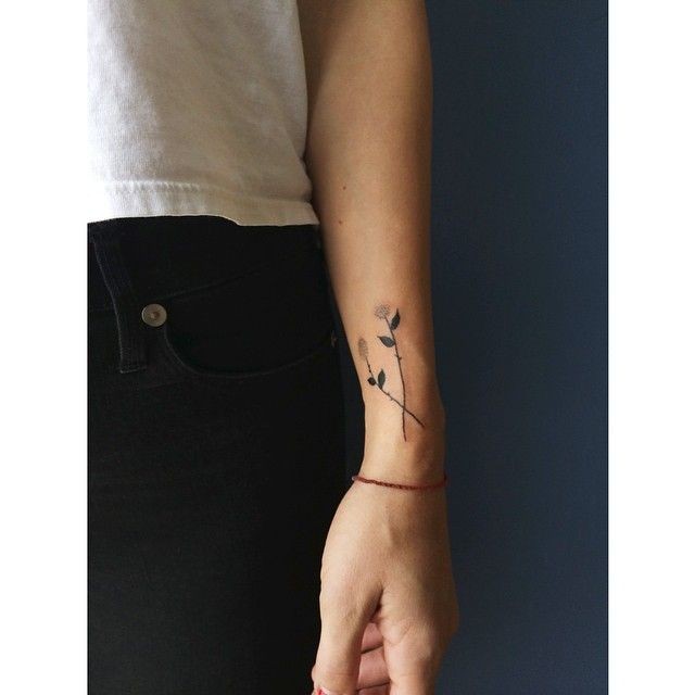 手腕处小巧漂亮的花朵纹身图案