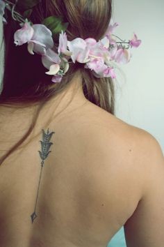 女生背部一剑穿心的纹身图案