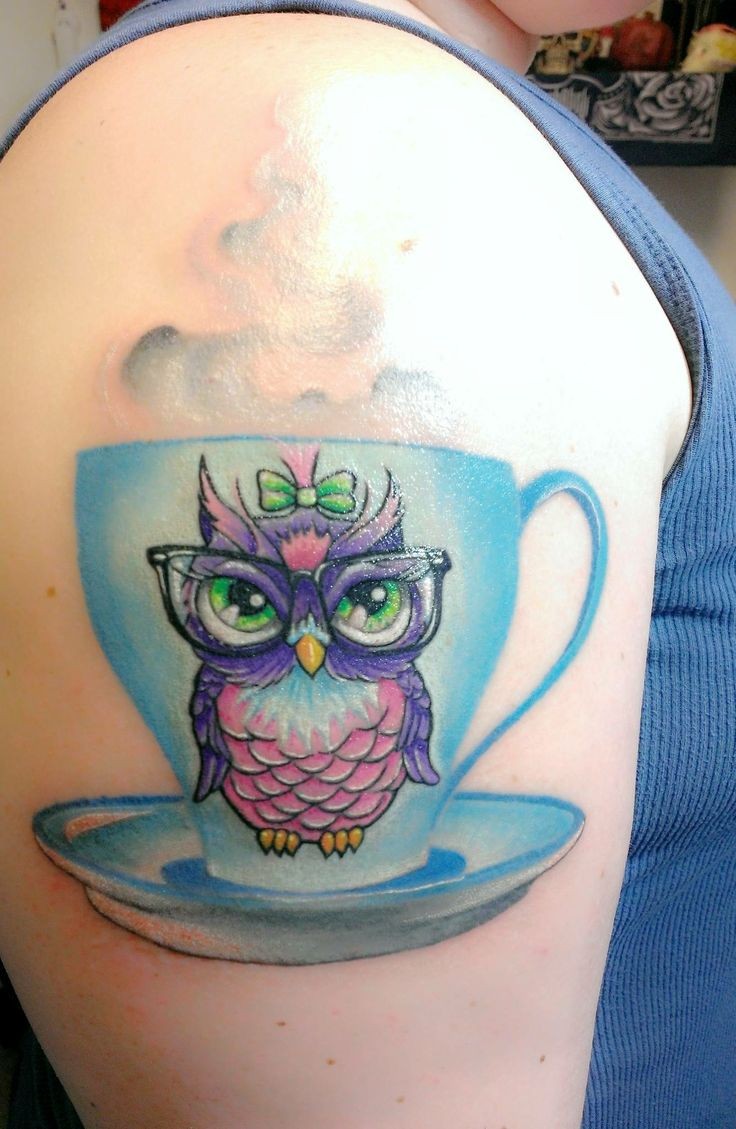 大臂上一款茶杯猫头鹰纹身