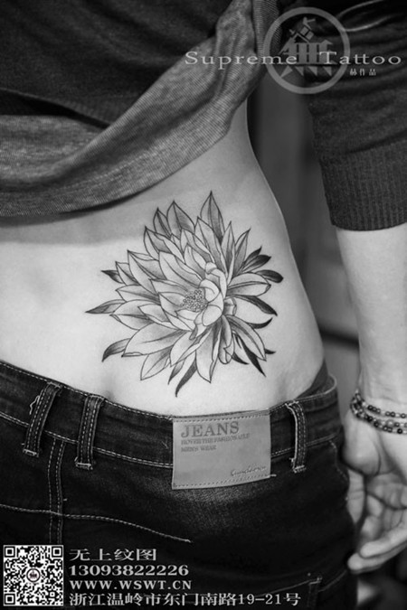 腰部漂亮的花朵纹身