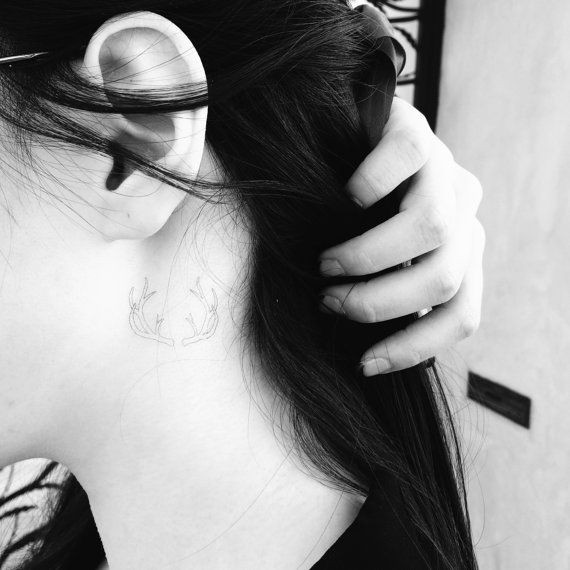 女生后颈处和耳后漂亮清新的纹身图案