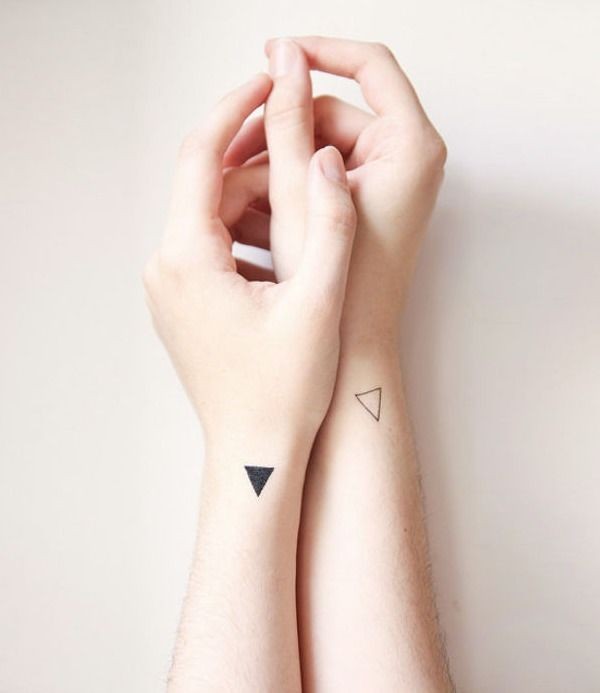 女生手臂上好看漂亮的三角形纹身图案