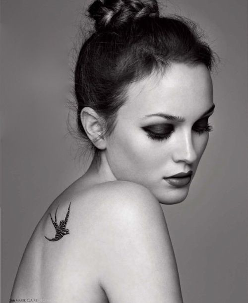 美女肩部性感的鸽子纹身图案